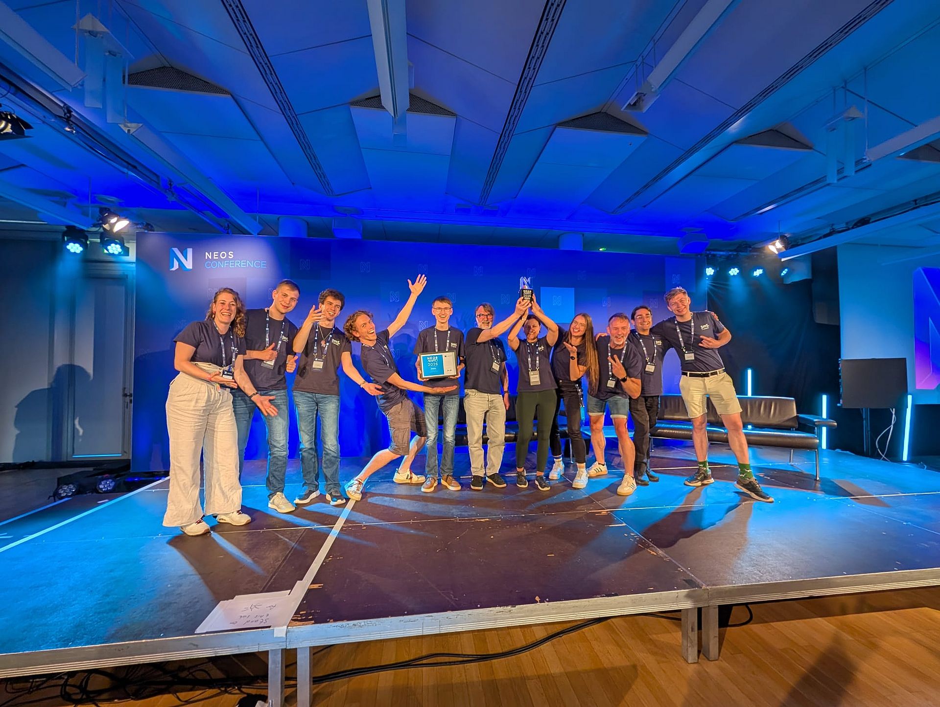 3m5. und Cornelsen präsentieren stolz den Award auf der Bühne